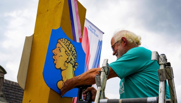 Marken begraaft ruzie over slavernijverleden met nieuwe vlag